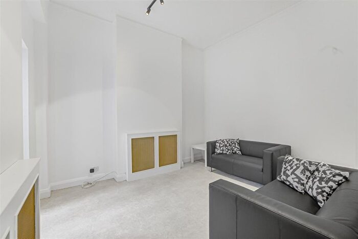 1 Bedroom Flat To Rent In Queenstown Road, London, SW8