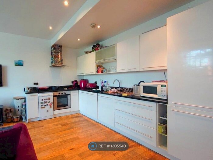 2 Bedroom Flat To Rent In The Broadway, Woodford Green IG8