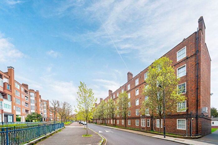 2 Bedroom Flat To Rent In Kinglake Estate, Elephant And Castle, London, SE17