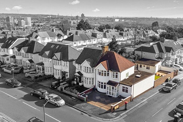 4 Bedroom Semi-Detached House For Sale In Wakemans Hill Avenue, London, NW9