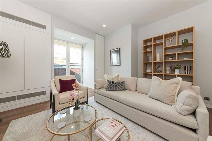 2 Bedroom Flat To Rent In Market Place, London, W1W