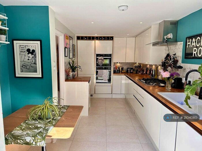 3 Bedroom Flat To Rent In Lampern Square, London, E2