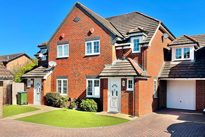 4 Bedroom Link Detached House For Sale In The Farthings, Titchfield Common, PO14
