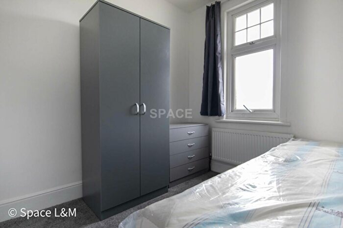 1 Bedroom Semi-Detached House To Rent In Basingstoke Road, Reading, RG2