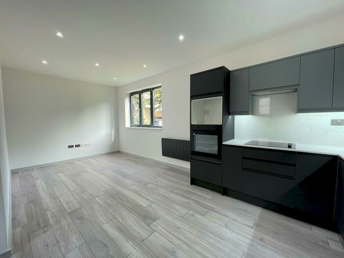 2 Bedroom Flat To Rent In Chingford Road, Walthamstow, E17