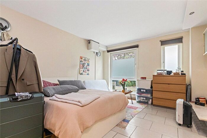 Studio To Rent In Lonsdale Place, London, N1