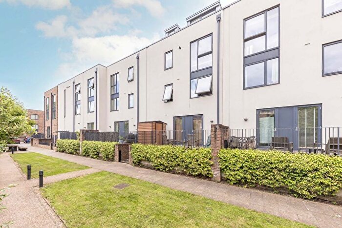 2 Bedroom Flat To Rent In Gideon Road, London, SW11