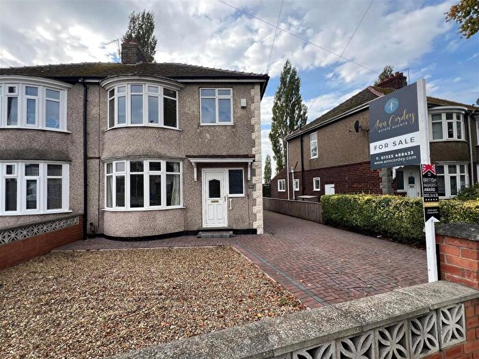 3 Bedroom Semi-Detached House For Sale In Yarm Road, Darlington, DL1