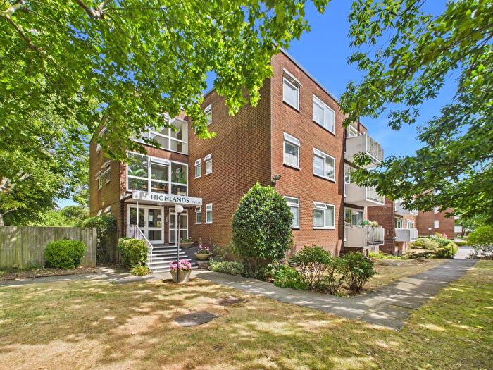 2 Bedroom Flat For Sale In Highlands, Oakleigh Road North, London, N20