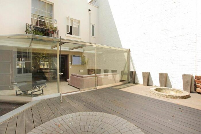 3 Bedroom Apartment To Rent In Wellington Road, St Johns Wood, London, NW8