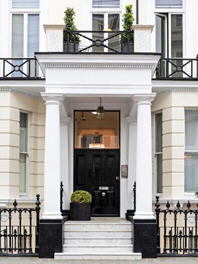 3 Bedroom Flat To Rent In Lexham Gardens, Kensington, W8