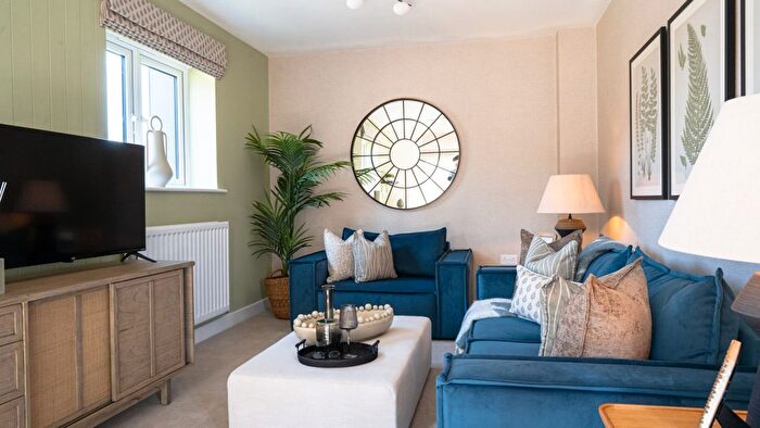4 Bedroom Semi-detached House For Sale In Cleeve Cresent, Bishops Cleeve, GL52