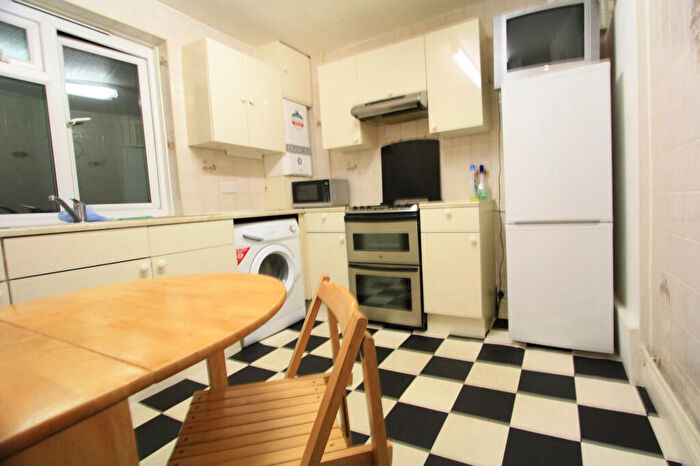3 Bedroom Flat To Rent In Tamworth Lane, London, CR4