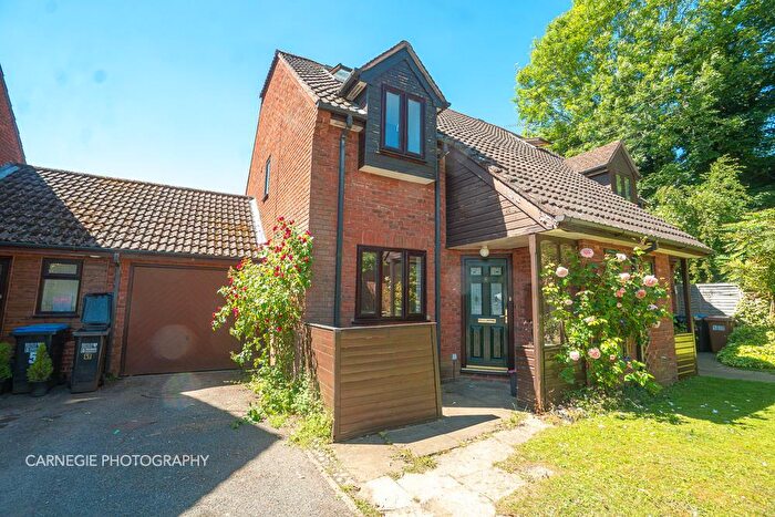 3 Bedroom Semi-Detached House To Rent In Honeymead, Welwyn, AL6