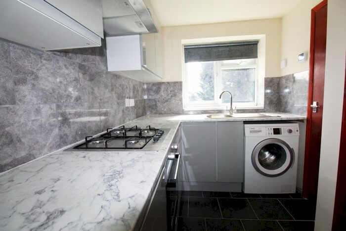 3 Bedroom Flat To Rent In Carlisle Gardens, Ilford, IG1