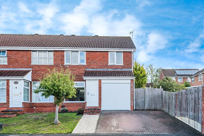 3 Bedroom Semi-Detached House For Sale In Hopton Close, Freshbrook, Swindon, SN5