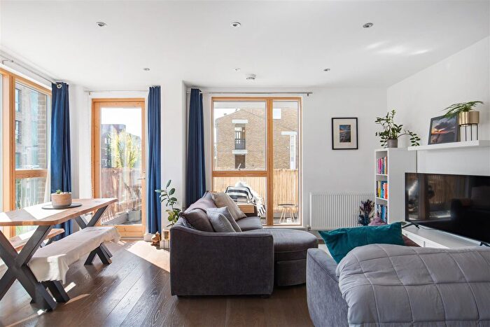 2 Bedroom Flat For Sale In Southampton Way, London, SE5