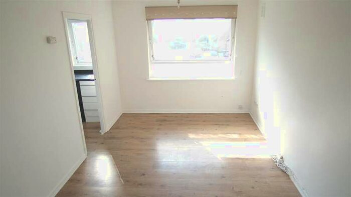 1 Bedroom Studio Flat To Rent In Braemar Gardens, Slough, Berkshire, SL1