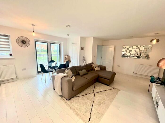 2 Bedroom Flat To Rent In Haven Road, Rainham, RM13