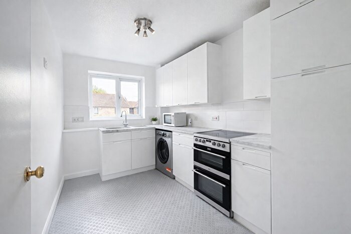 1 Bedroom Flat To Rent In Firs Close, Mitcham, CR4