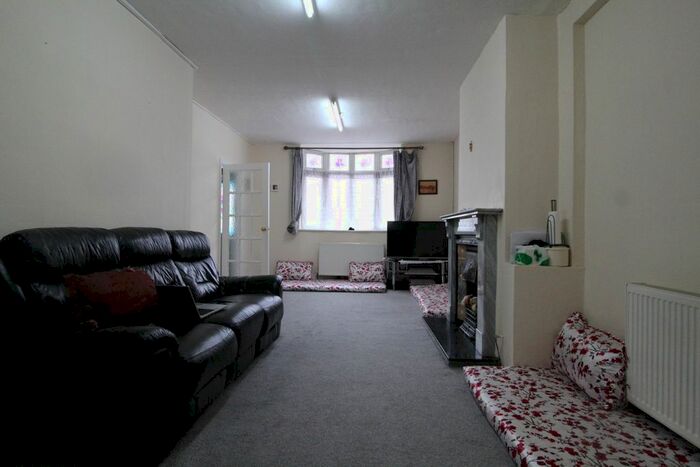 4 Bedroom Semi-Detached House To Rent In Tudor Road, Hayes, UB3