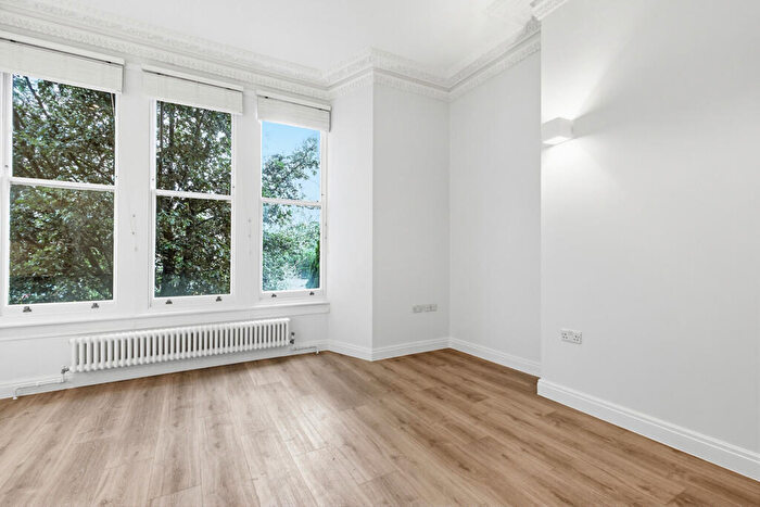 Apartment To Rent In The Gardens, East Dulwich London, SE22