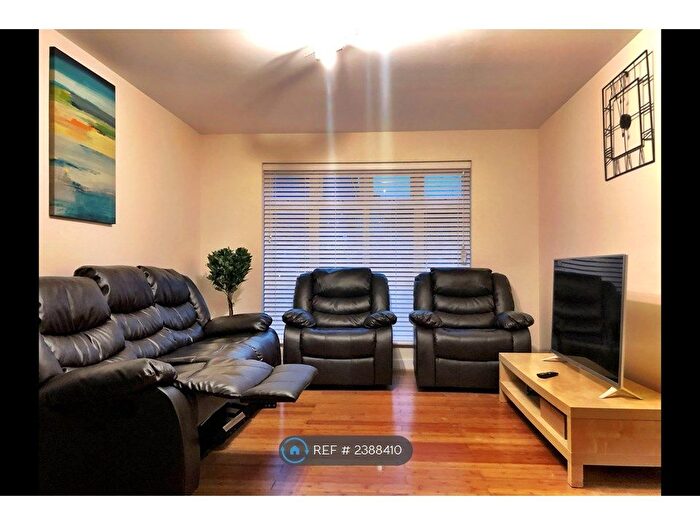 2 Bedroom Flat To Rent In Jarman Court, Woking, GU21