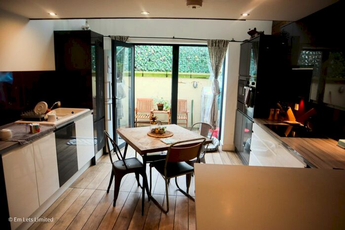 3 Bedroom Flat To Rent In George Street, Hull, HU1