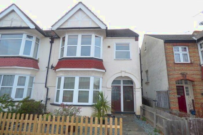1 Bedroom Flat To Rent In Dundonald Drive, Leigh-On-Sea, SS9