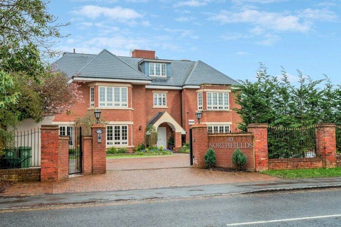 3 Bedroom Apartment To Rent In Penn Road, Beaconsfield, Buckinghamshire, HP9