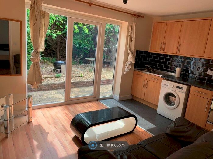 5 Bedroom Semi-Detached House To Rent In Filton Road, Horfield, Bristol, BS7