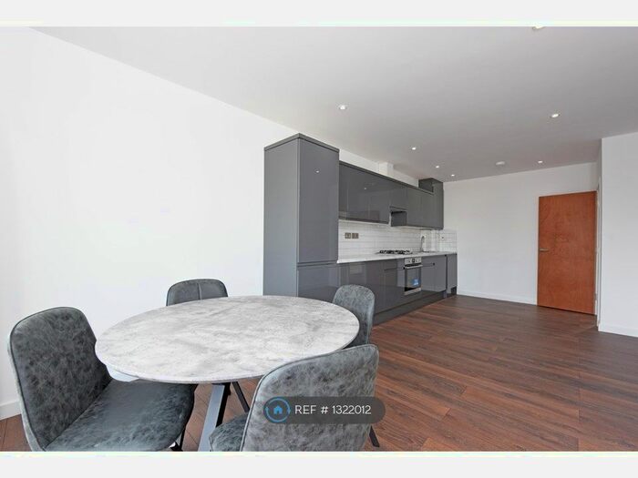 3 Bedroom Flat To Rent In Witham Road, London W13