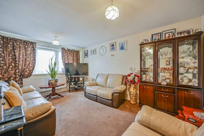 1 Bedroom Flat For Sale In Landseer Avenue, Manor Park, London, E12