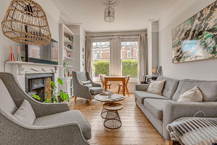 1 Bedroom Flat To Rent In Dinsmore Road, Clapham South, SW12