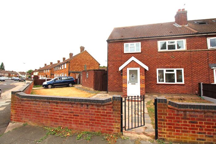 3 Bedroom Semi-Detached House For Sale In New Zealand Way, Rainham, RM13