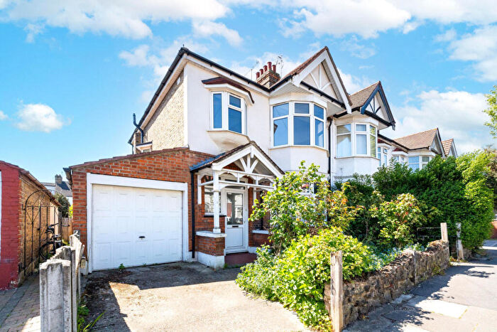 3 Bedroom End Of Terrace House For Sale In Barkingside, IG6