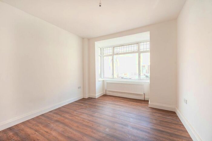 2 Bedroom Flat To Rent In Walpole Road, Walthamstow, London, E17