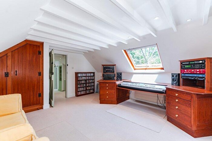 1 Bedroom Flat To Rent In Hedgerley Lane, Gerrards Cross, Buckinghamshire, SL9