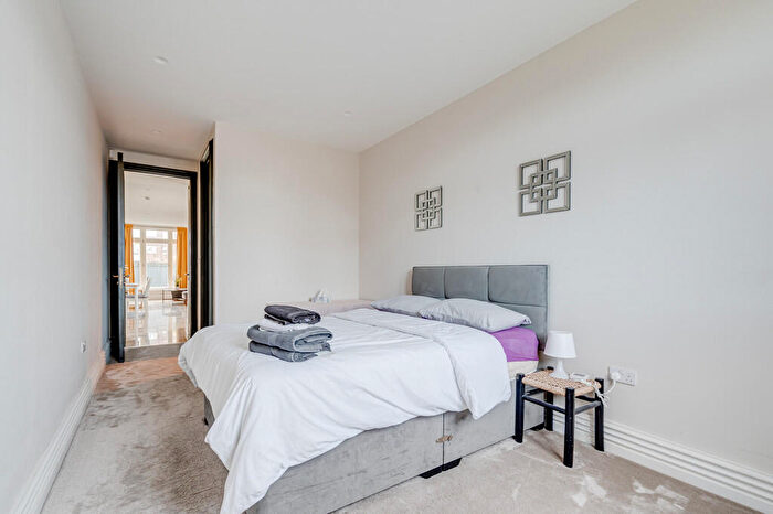 2 Bedroom Apartment To Rent In Brampton Grove, Hendon, London, NW4