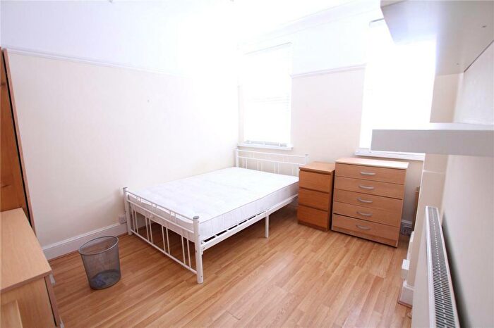 3 Bedroom Apartment To Rent In Halton Road, London, N1