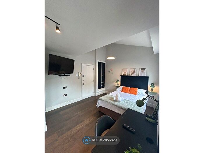 Studio To Rent In Hazel Court, London, W2