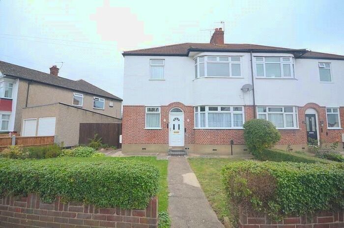 2 Bedroom Maisonette To Rent In Tudor Drive, Romford, Essex, RM2