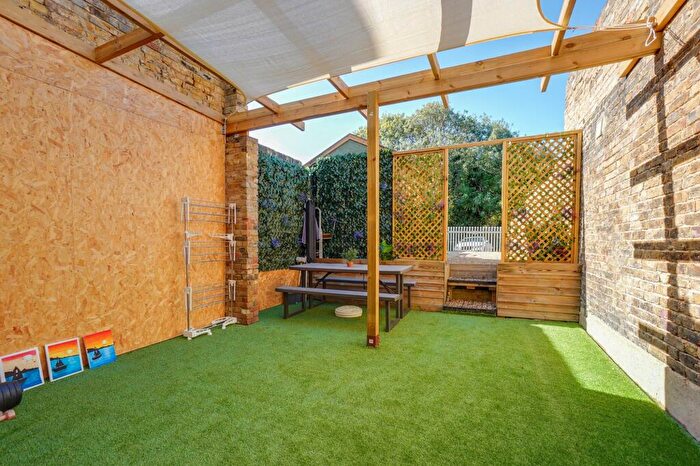 6 Bedroom Terraced House For Sale In Albany Terrace, Chatham, ME4