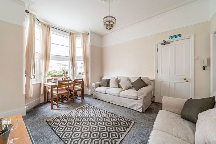 2 Bedroom Flat To Rent In Bickersteth Road, London, SW17