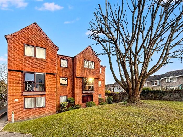 2 Bedroom Flat For Sale In Upper Avenue, Eastbourne, BN21