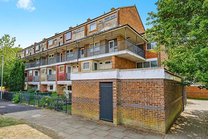 3 Bedroom Maisonette For Sale In Arrow Close, Luton, Bedfordshire, LU3