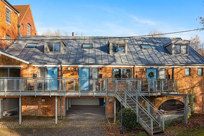 3 Bedroom Mews For Sale In Ref: Gk - Wonham Lane, Betchworth, RH3