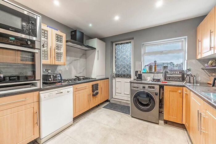 2 Bedroom Flat For Sale In Islip Manor Road, Northolt, UB5