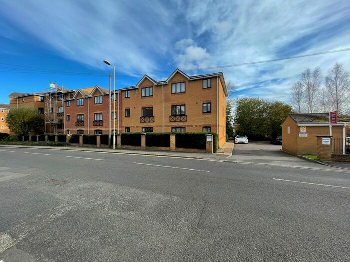 2 Bedroom Flat To Rent In Ascot Court, Aldershot, Hampshire GU11