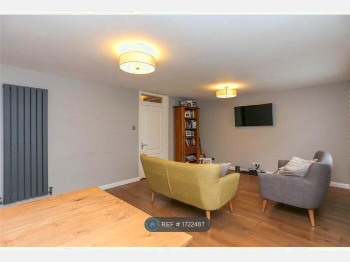 2 Bedroom Flat To Rent In Mauldeth Close, Stockport, SK4